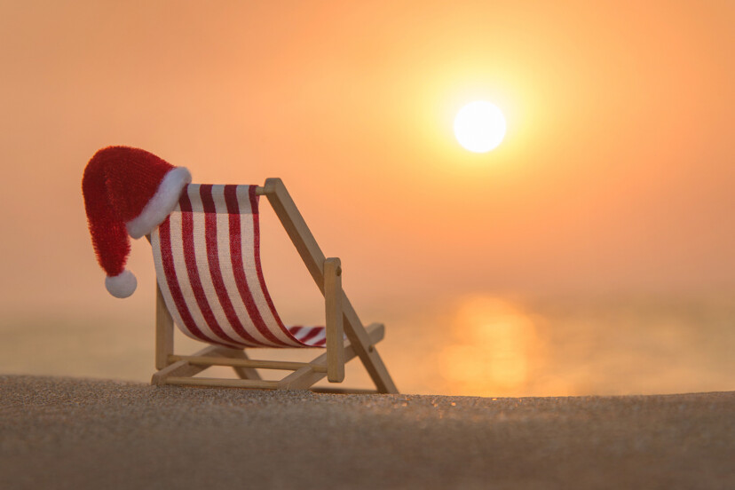 transat dans le sable avec un bonnet de père noël dessus