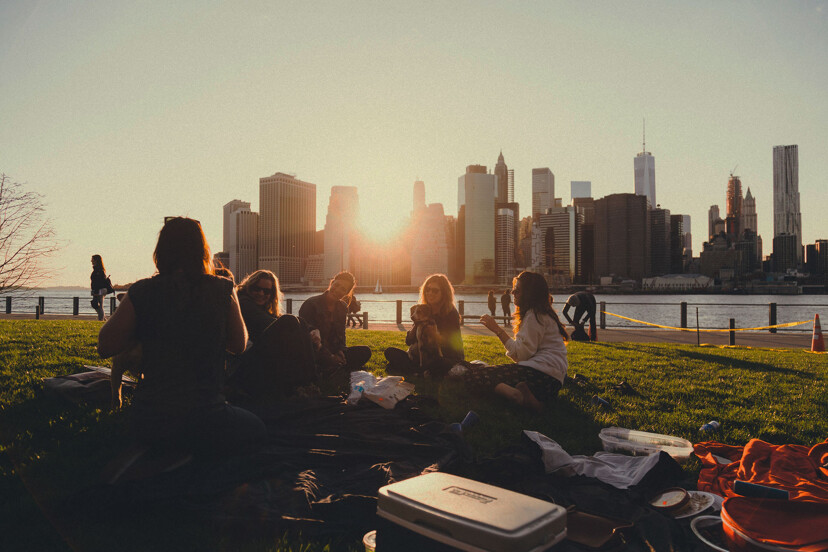 Cinq femmes qui voyagent ensemble assises dans un parc