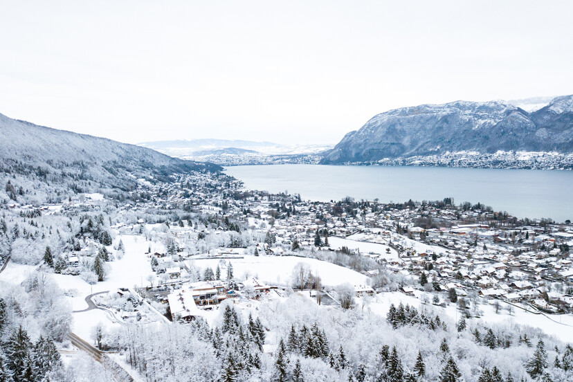 paysage enneigé d'Annecy en Haute Savoie