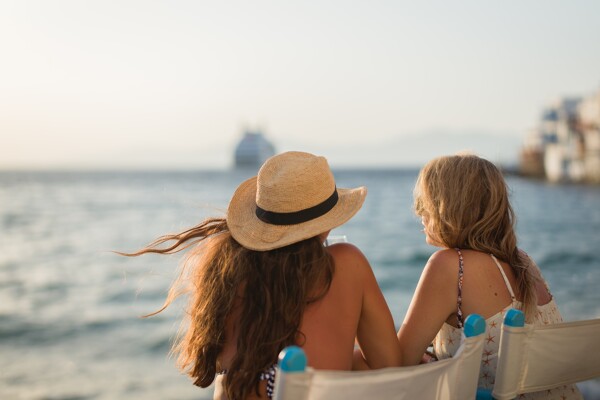 Deux femmes de dos face à la mer en train de discuter