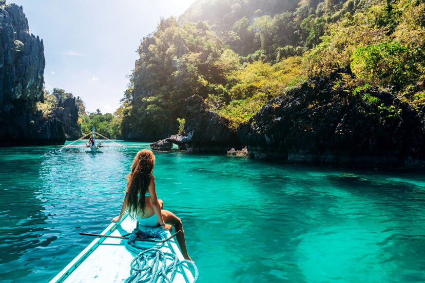 Une femme de dos sur un bateau à El Nido, Palawan, Philippines