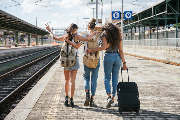 3 filles sur un quai de gare qui partent en voyage