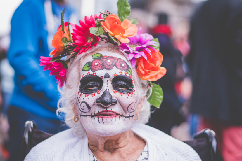 Une femme maquillée et déguisée à l'occasion del dia de los muertos au Mexique