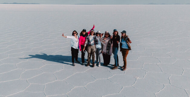 Groupe de femmes sur un grand lac salé