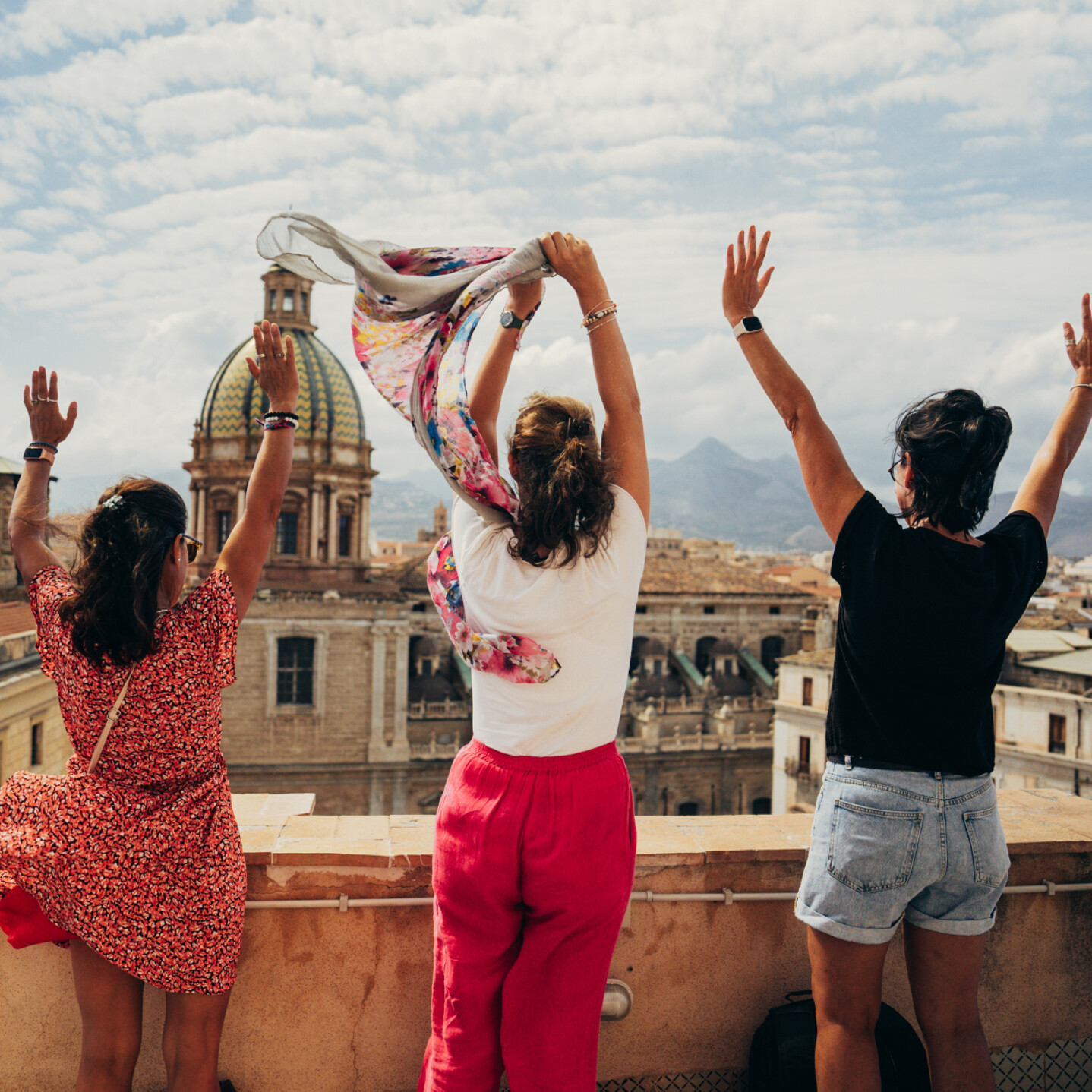 Femmes bras en l'aire de dos