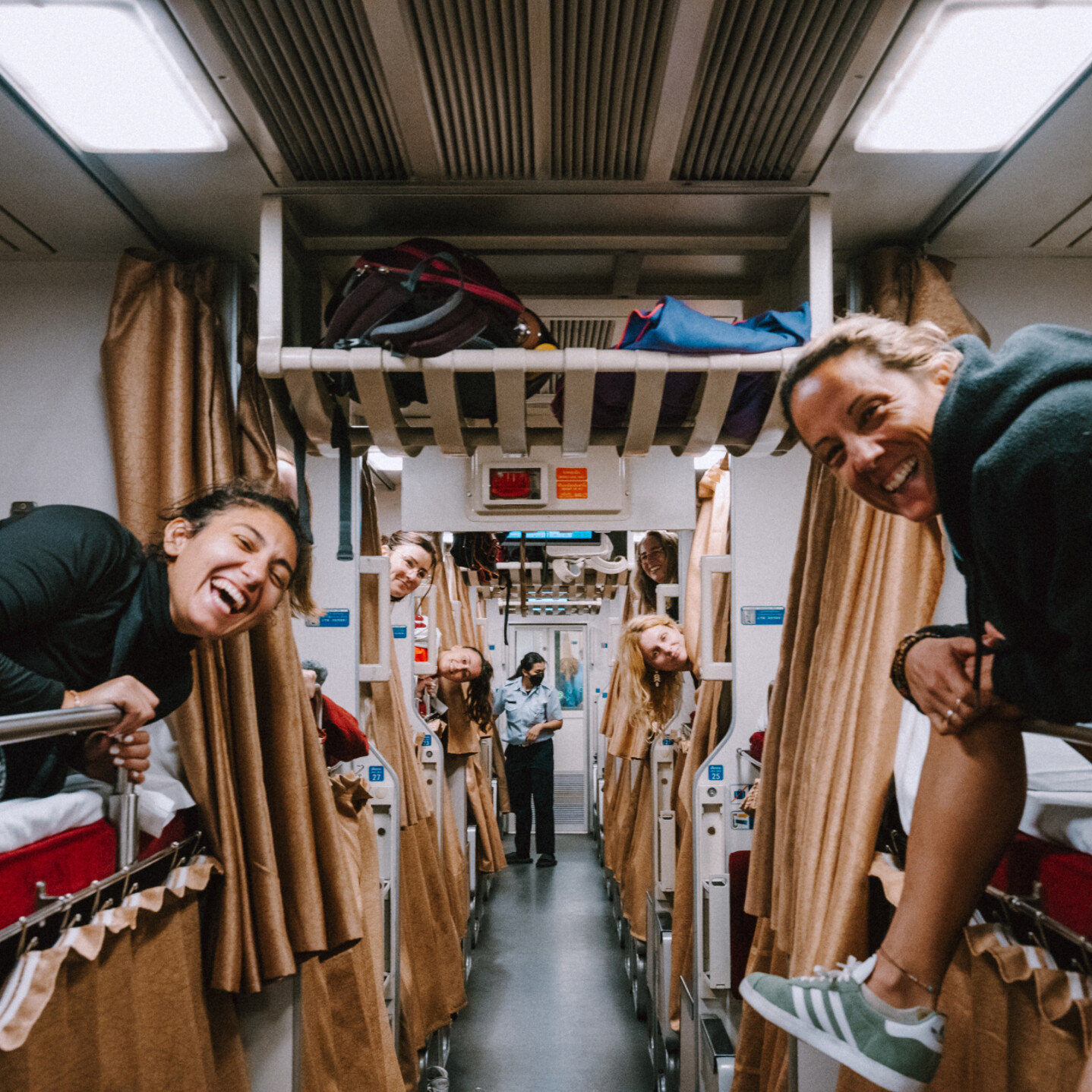 Femmes souriantes dans un train