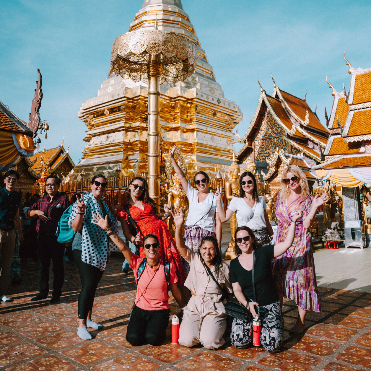 Groupe de femmes devant un temple