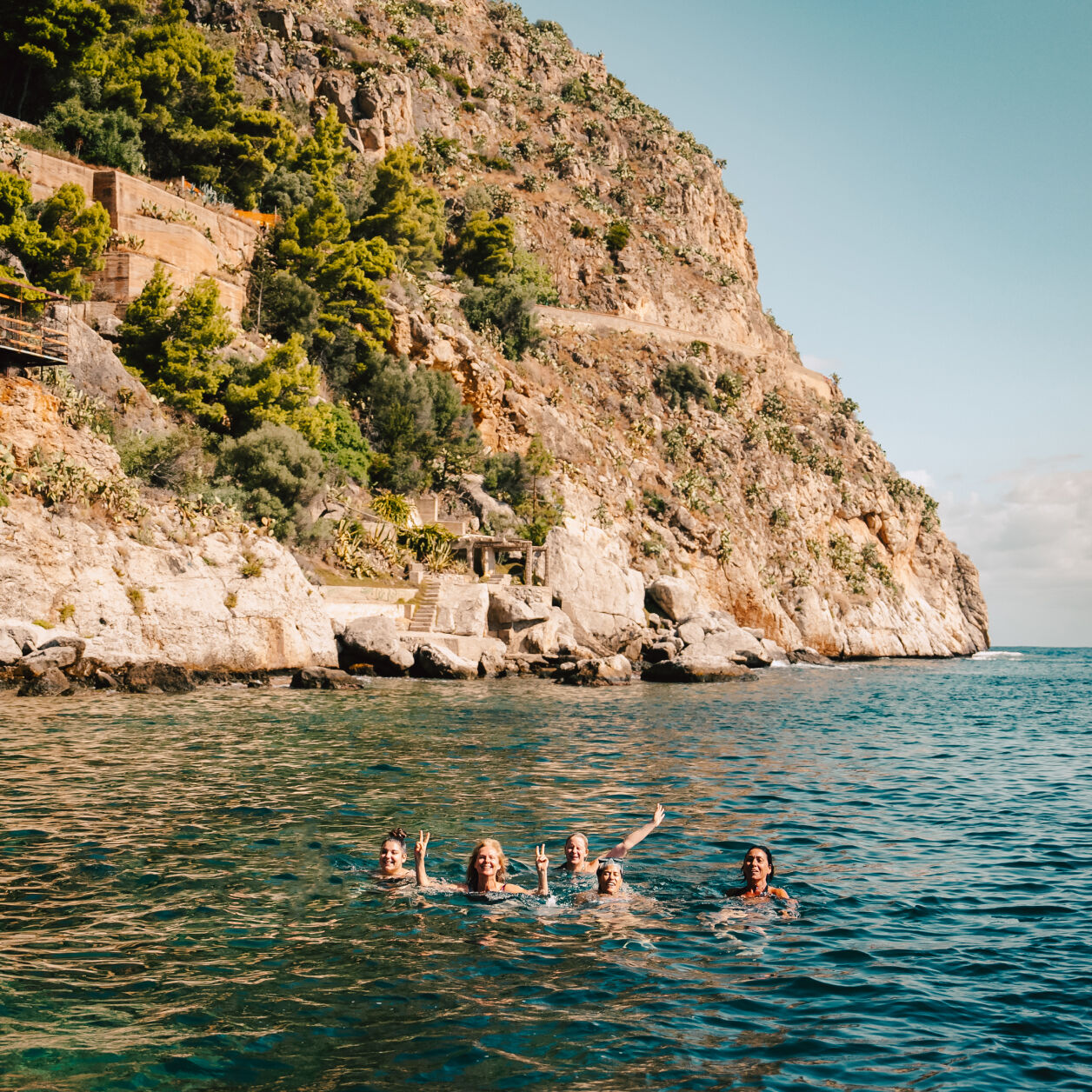 Groupe de femmes dans l'eau près d'une côte