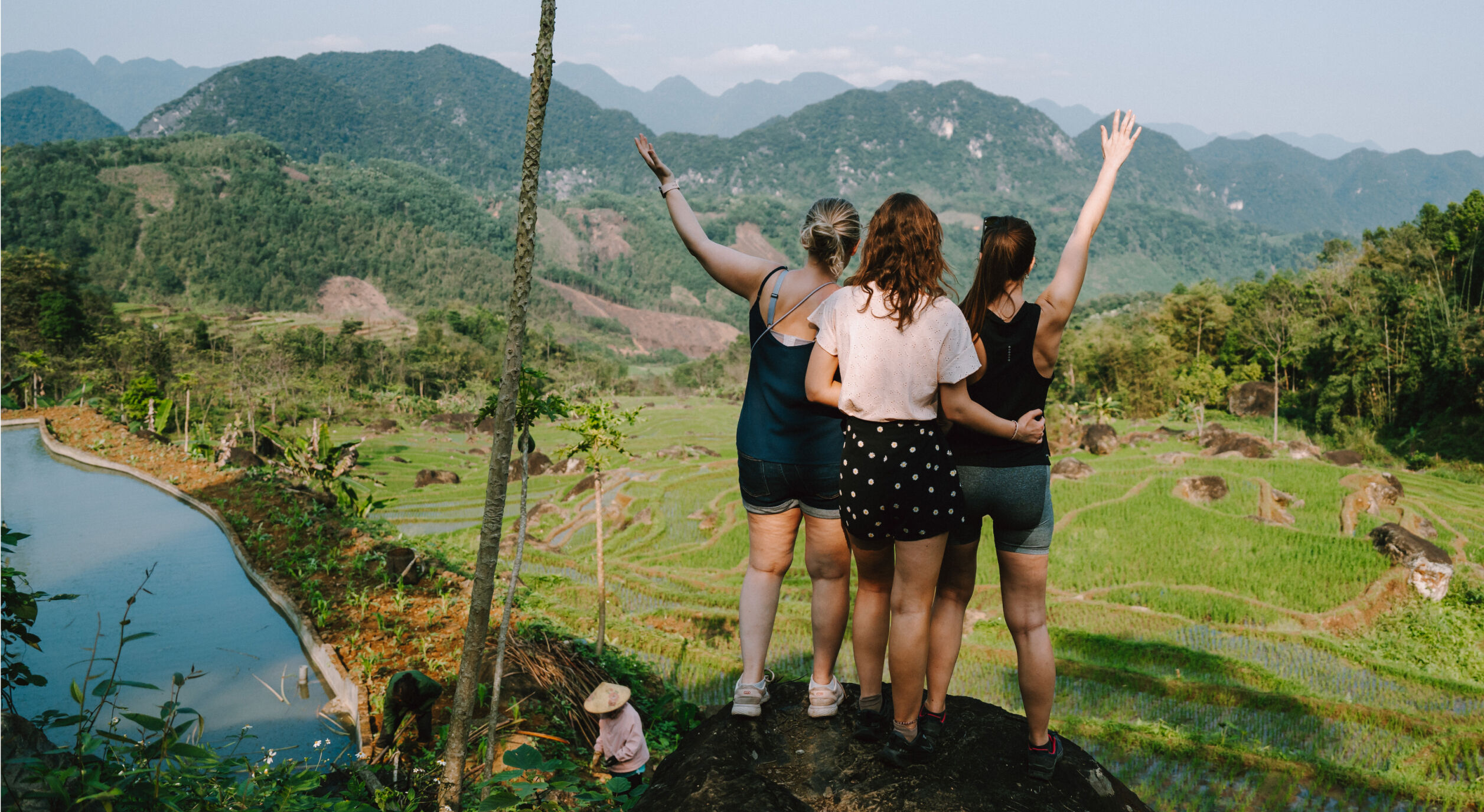 3 femmes de dos dans les rizières