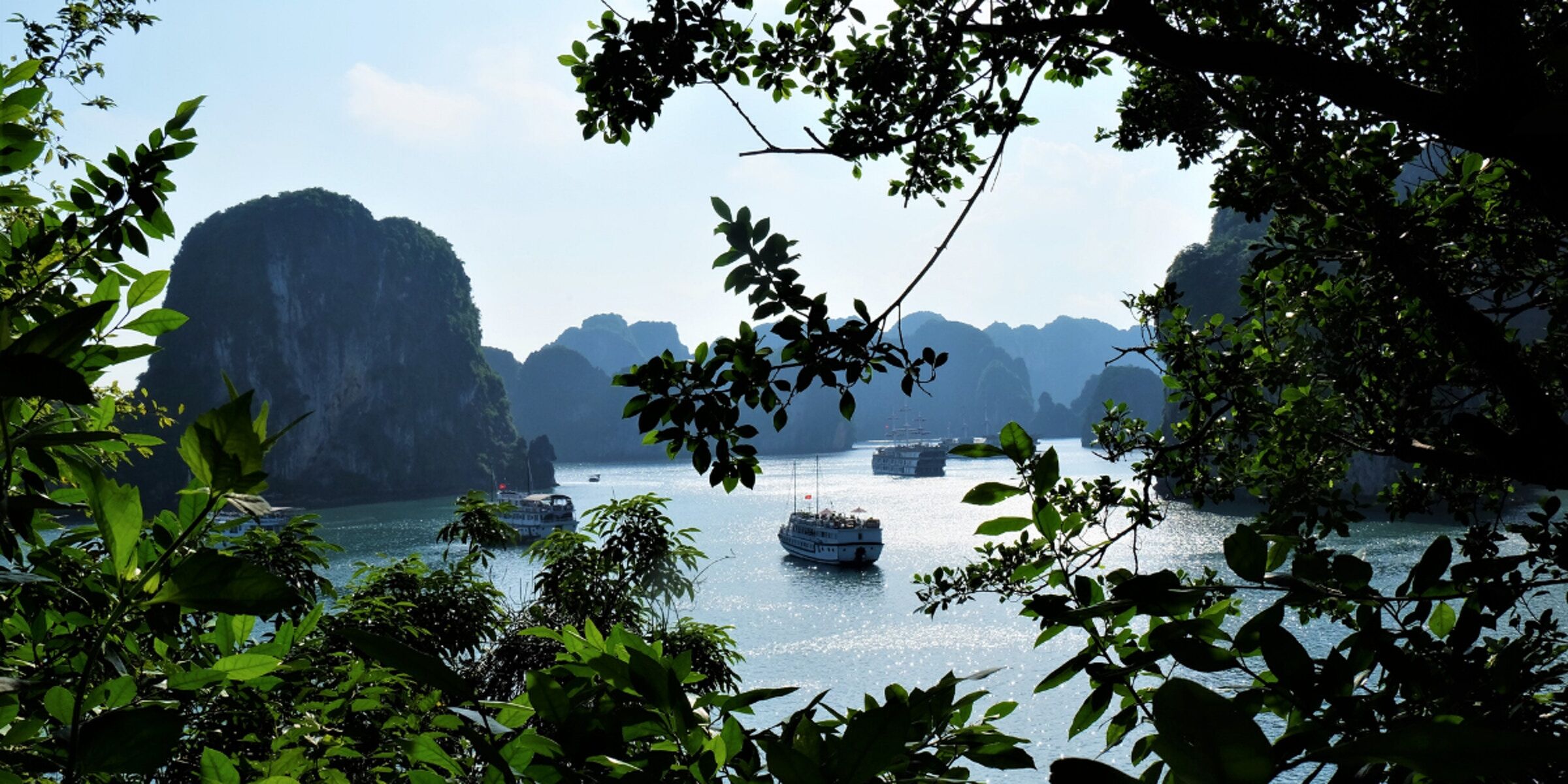 Décors féériques de la Baie d’Halong (Bai Tu Long) - UNESCO