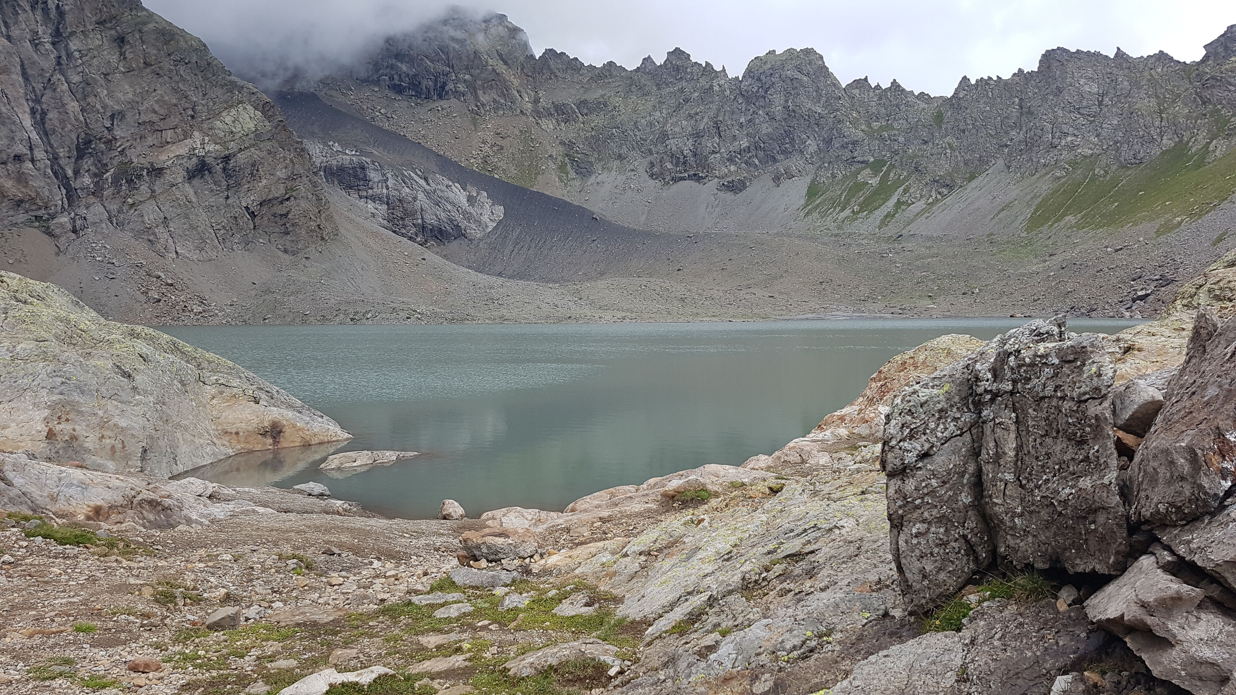 Le lac glaciaire de l’Eychauda 