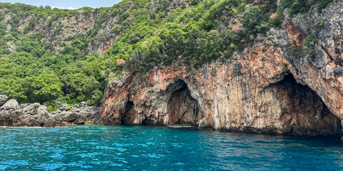 En bateau pour découvrir la côte Ionienne et la grotte du pirate