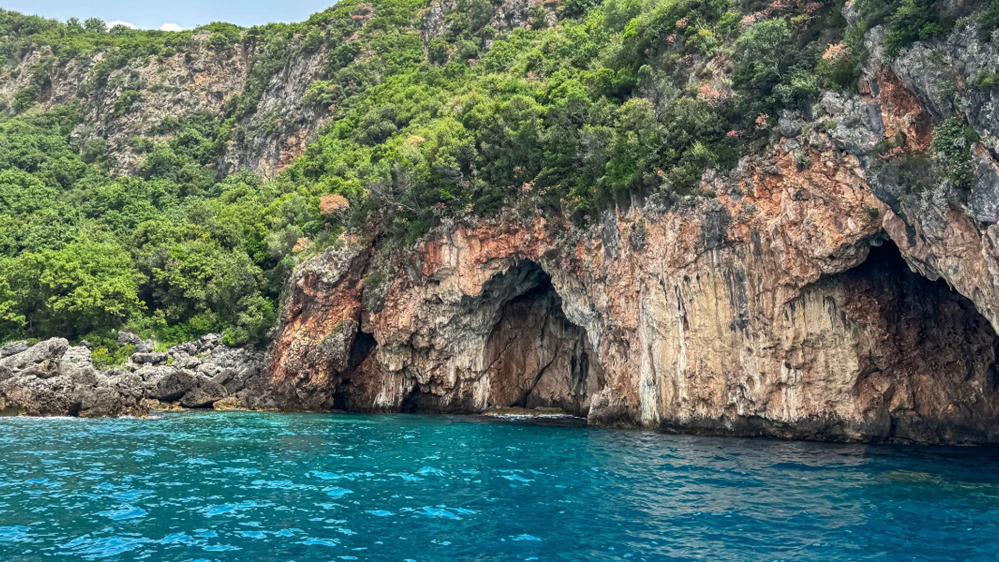 En bateau pour découvrir la côte Ionienne et la grotte du pirate