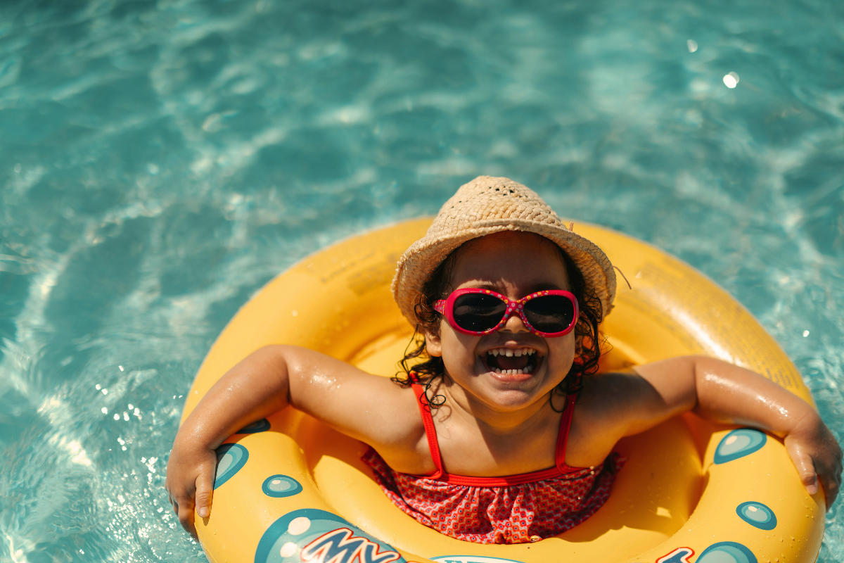 Enfant dans la pisicne, ©GettyImages / Unsplash 