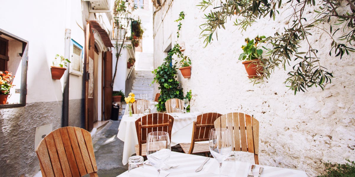 Profitez des nombreuses petites terrasses pour les pauses déjeuners !