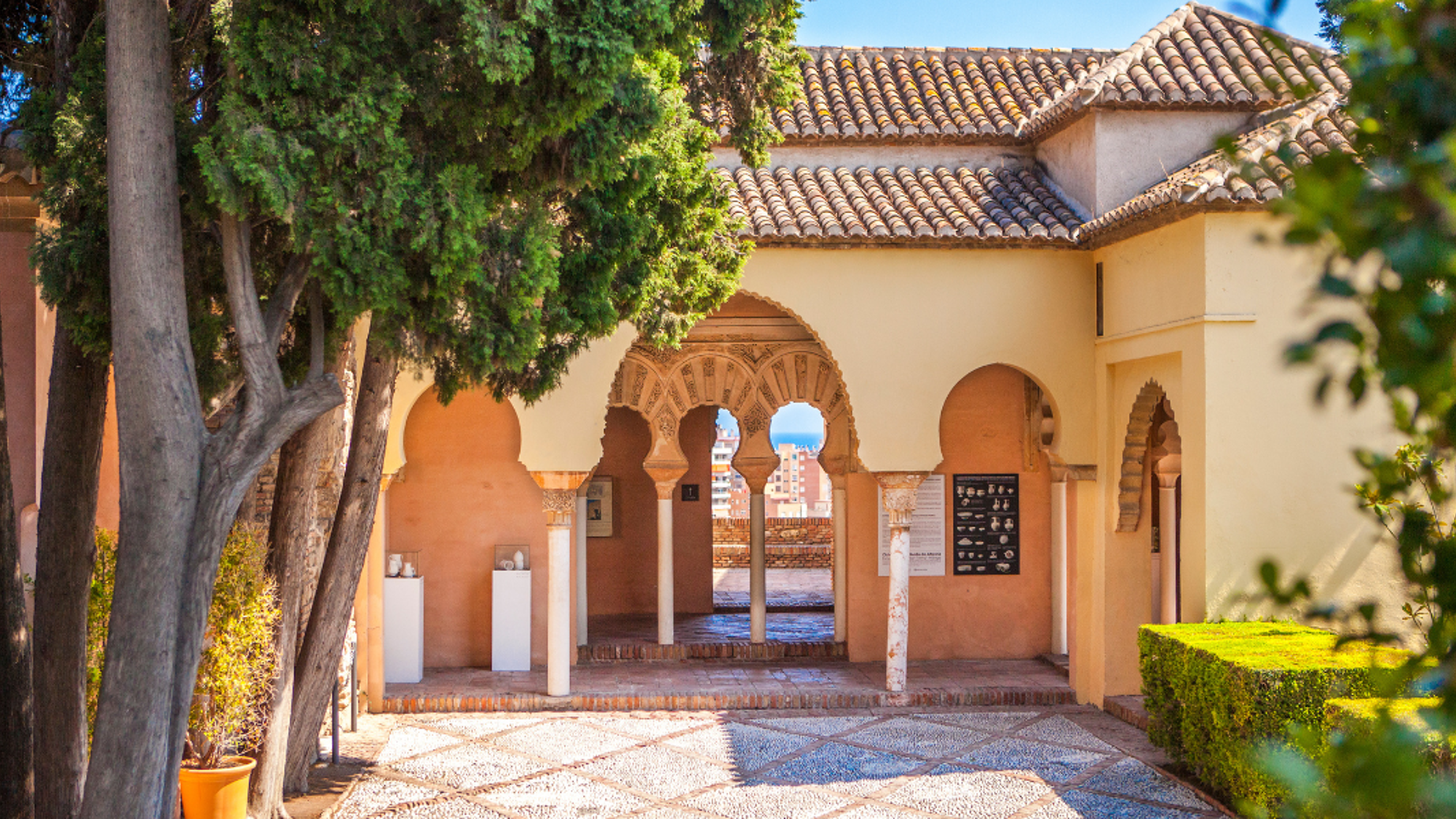 Entre monuments : l'Alcazaba...