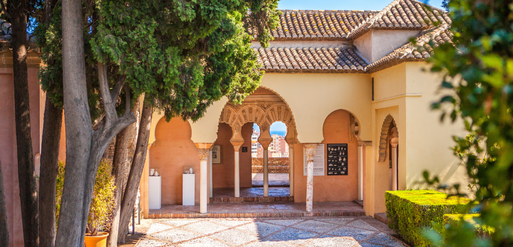 Entre monuments : l'Alcazaba...
