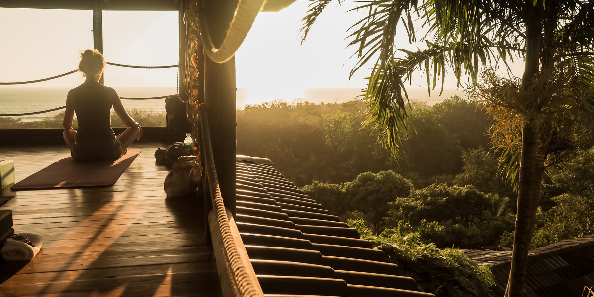 Yoga matinal dans la nature