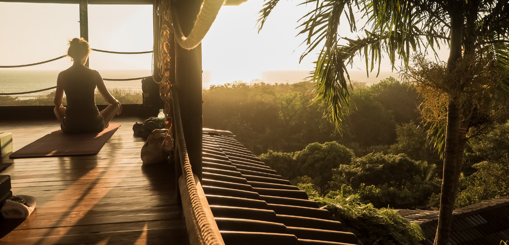Yoga matinal dans la nature