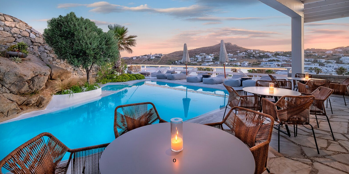 Ambiance sunset pour dîner au bord de la piscine 