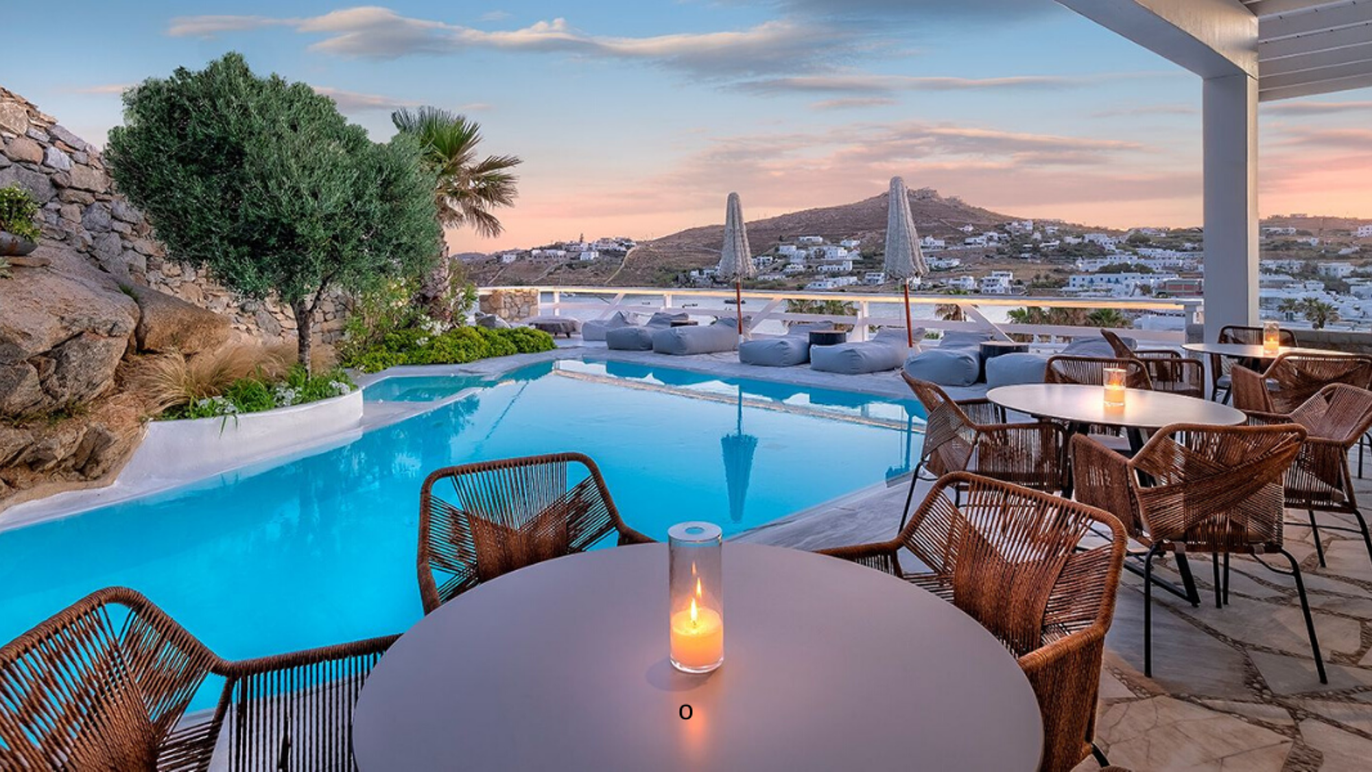 Ambiance sunset pour dîner au bord de la piscine