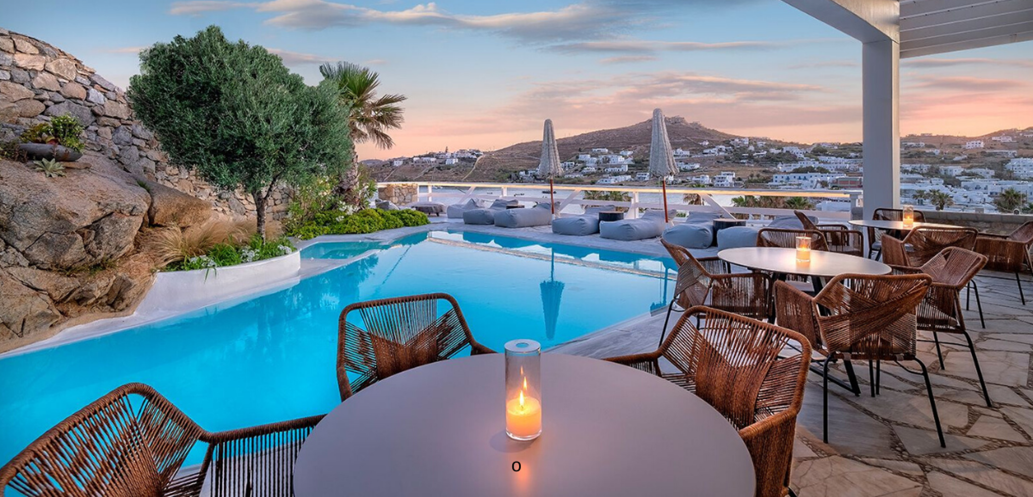 Ambiance sunset pour dîner au bord de la piscine