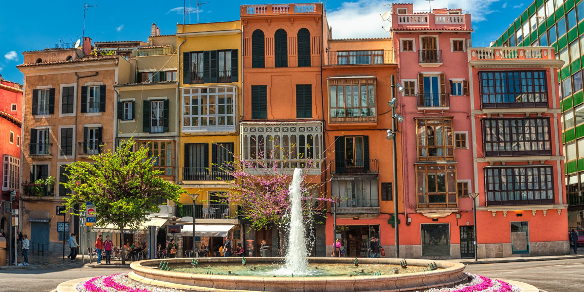 Vous explorez les places colorées et ruelles de la capitale de l'île