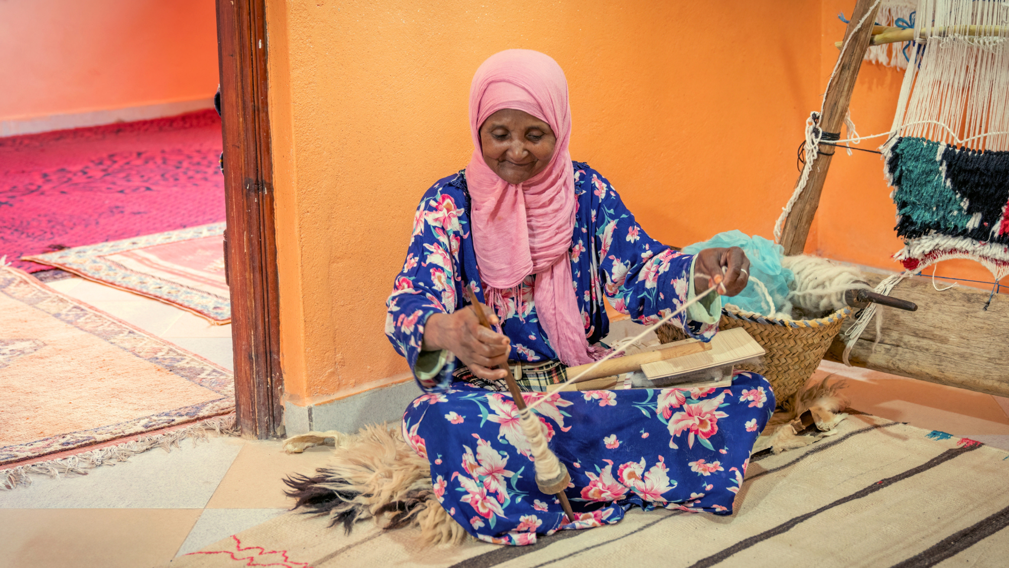 Artisanat femme tissage tapis ©Shutterstock