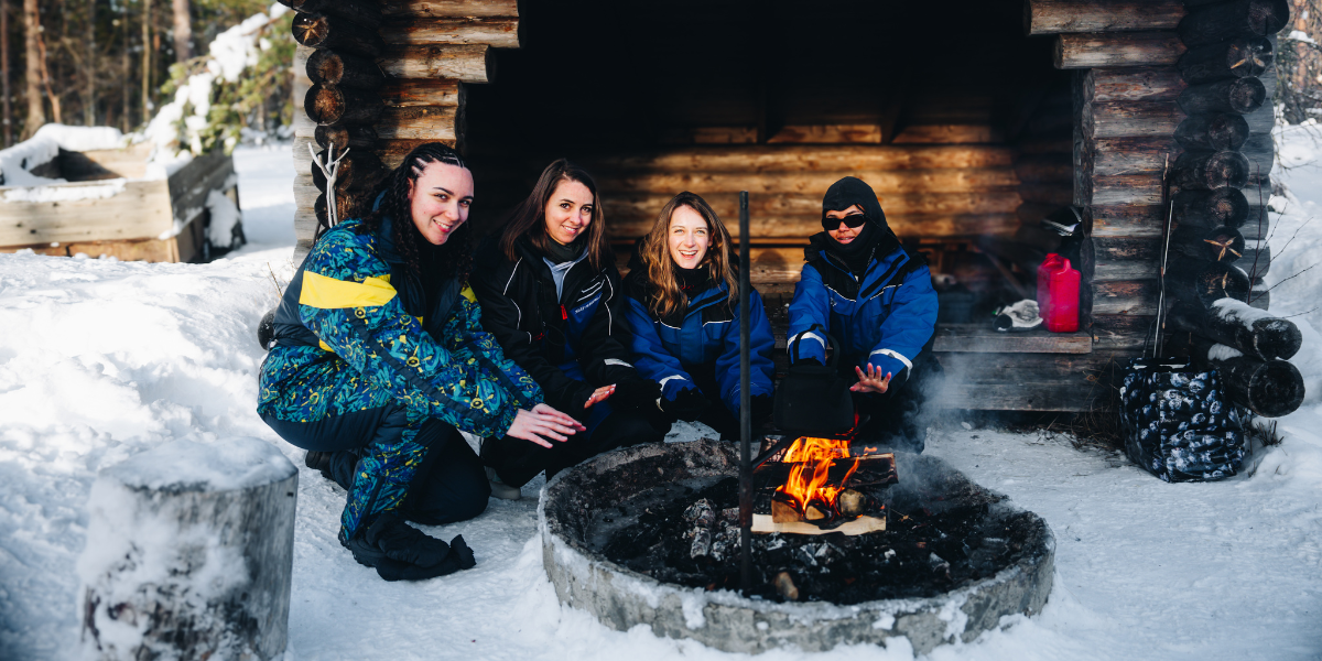 Une petite pause pour se réchauffer au coin du feu 