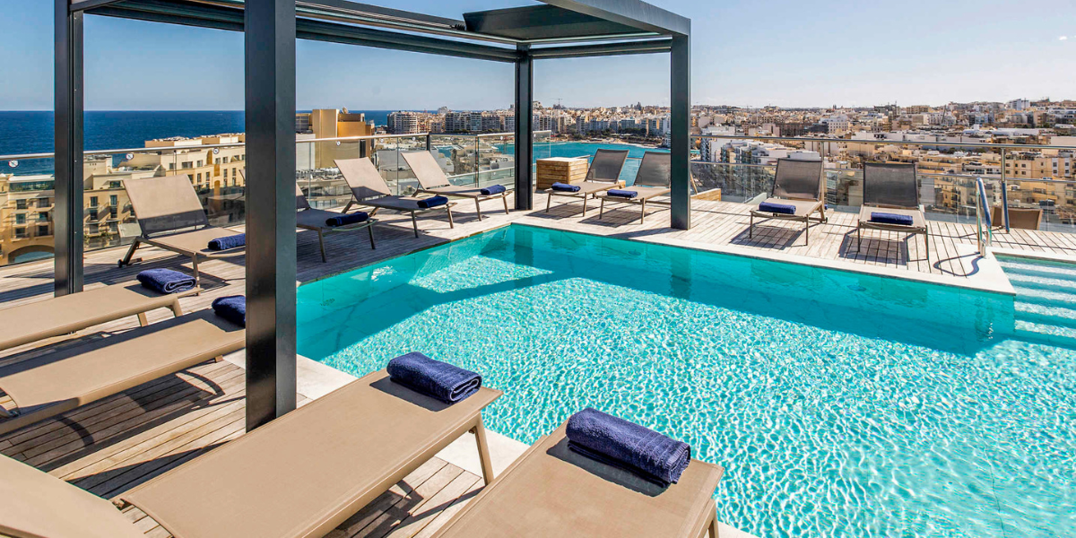 Entre deux visites, détendez-vous au bord de la piscine : le Mercure St. Julian's (ou similaire) 