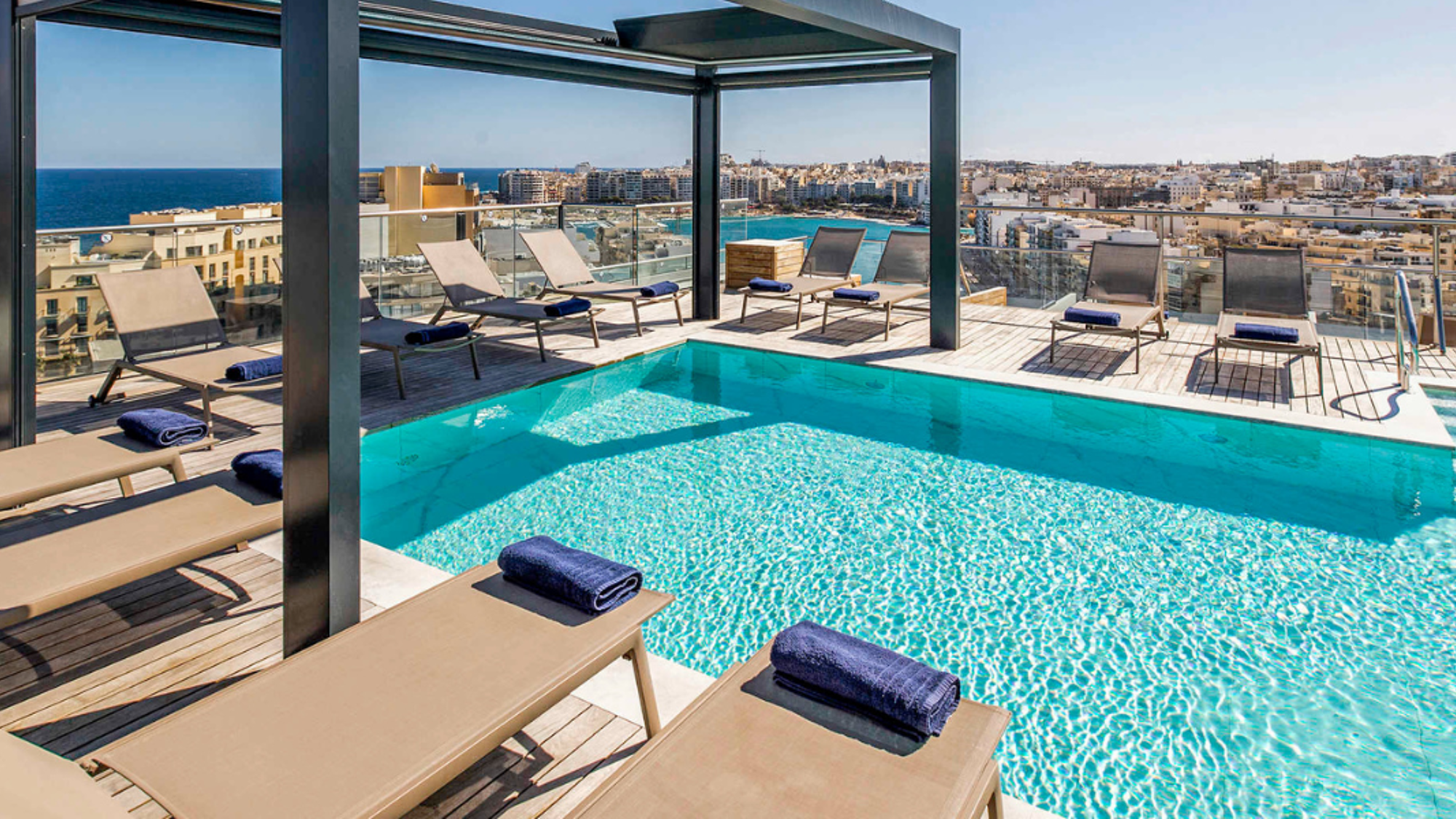 Entre deux visites, détendez-vous au bord de la piscine : le Mercure St. Julian's (ou similaire)