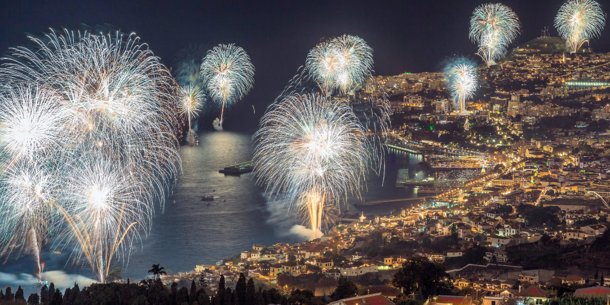 Admirez le feu d'artifice dans la Baie de Funchal, primé au Guinness Book !