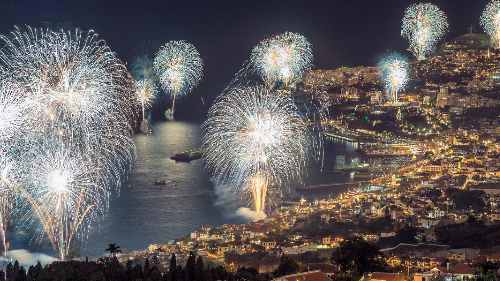 Admirez le feu d'artifice dans la Baie de Funchal, primé au Guinness Book !