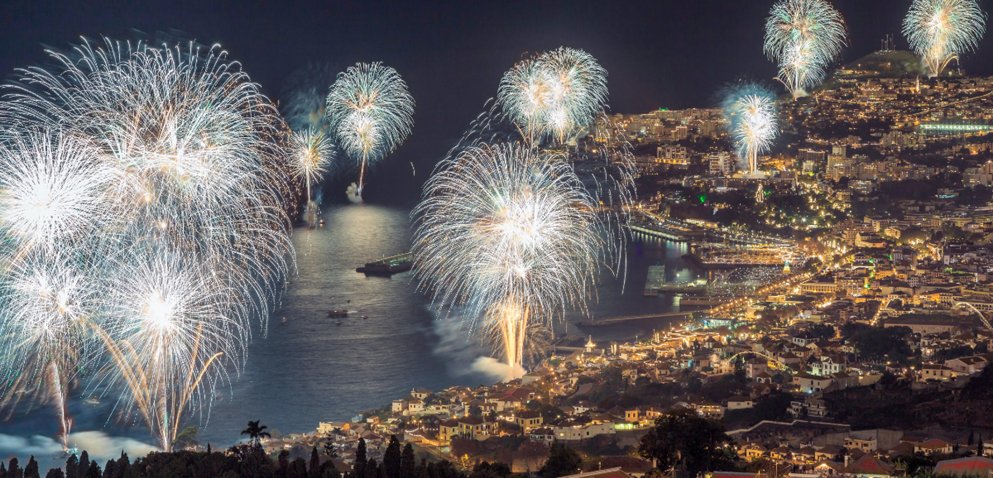 Admirez le feu d'artifice dans la Baie de Funchal, primé au Guinness Book !