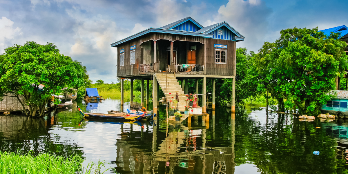 Avec ses incroyables maisons sur pilotis !