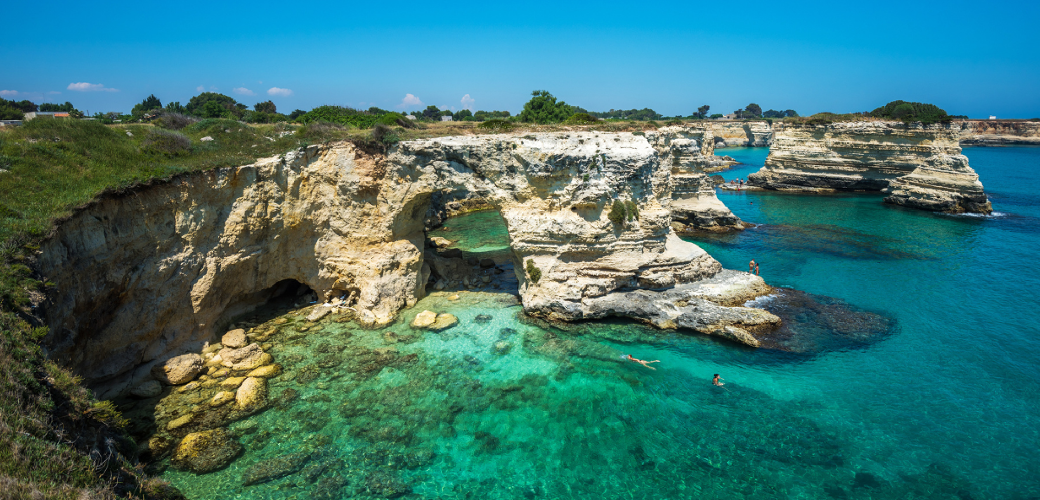 Criques et falaises surplombant la mer turquoise