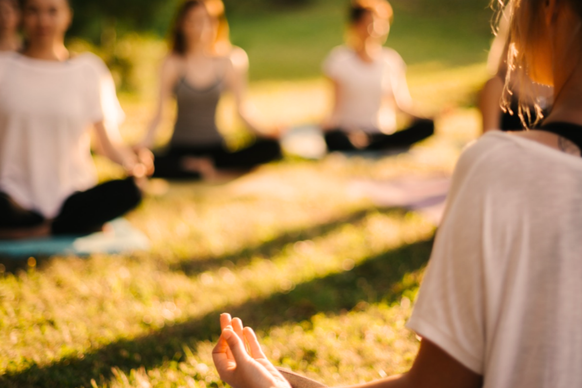 Cours de yoga à la villa, Grèce ©Shutterstock