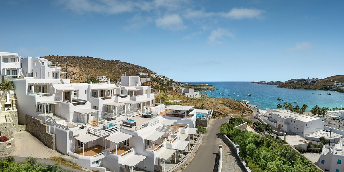 Votre hôtel, établissement à l'architecture locale sur les hauteurs de la Baie d'Ornos