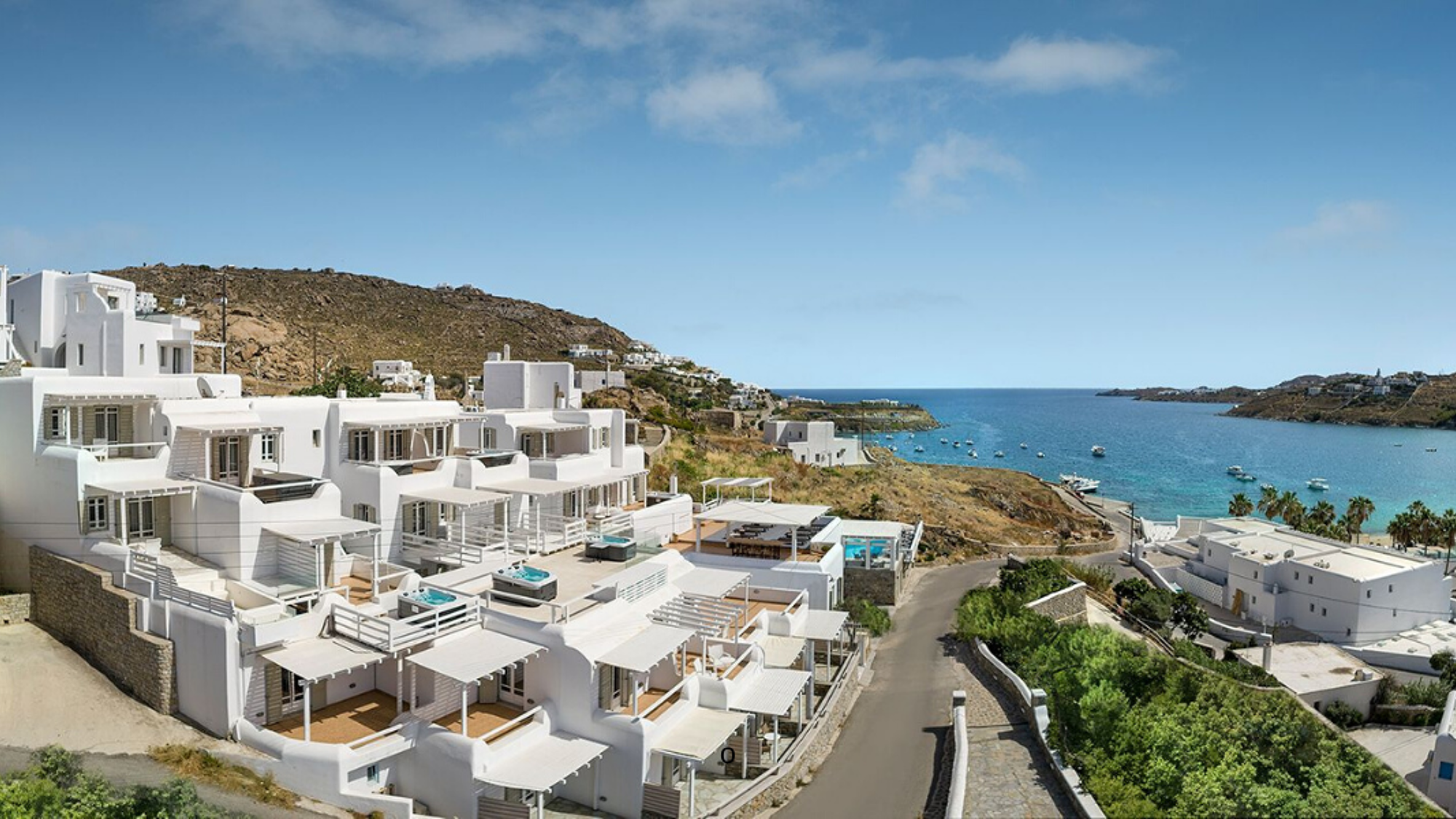 Votre hôtel, établissement à l'architecture locale sur les hauteurs de la Baie d'Ornos