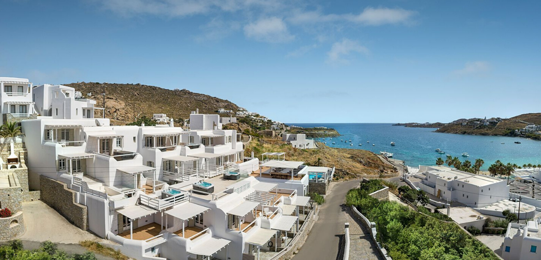 Votre hôtel, établissement à l'architecture locale sur les hauteurs de la Baie d'Ornos