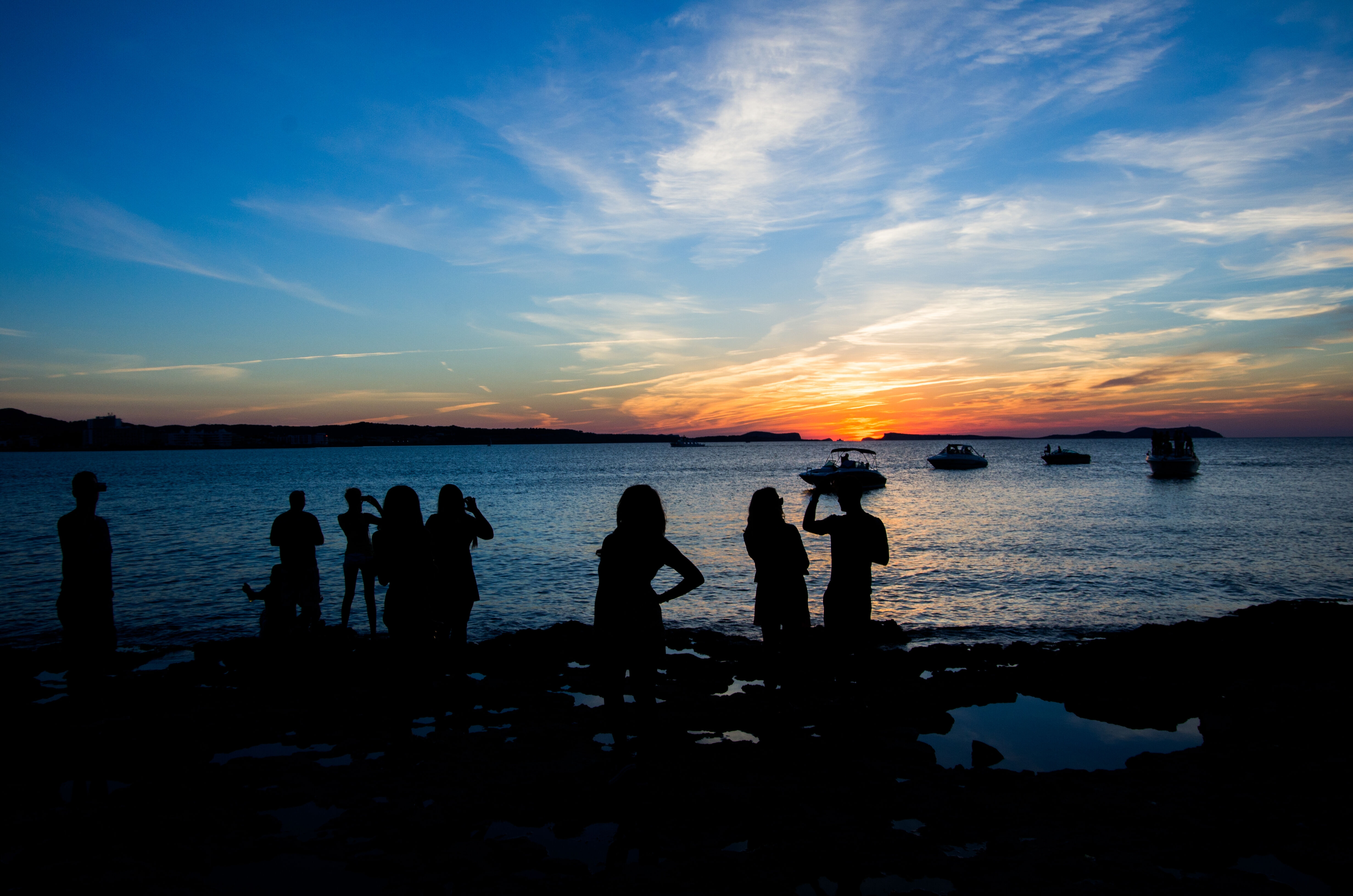 Premier coucher de soleil devant l'emblématique Cafe del Mar 