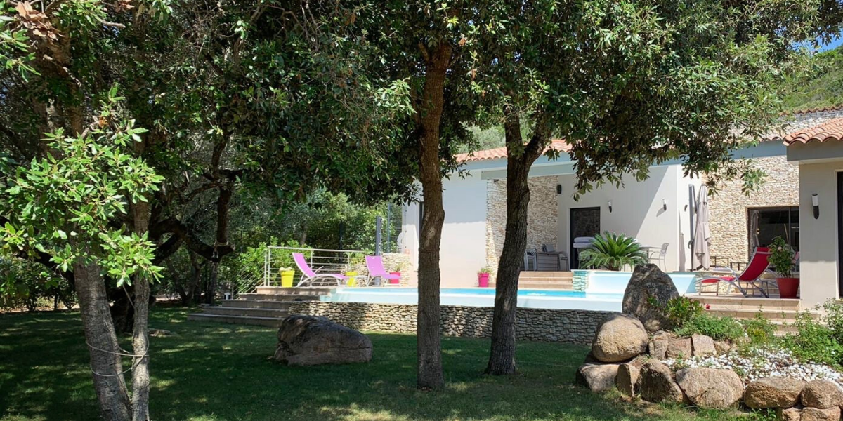 Profitez de l'extérieur de la maison et de sa piscine chauffée à 25° dès avril