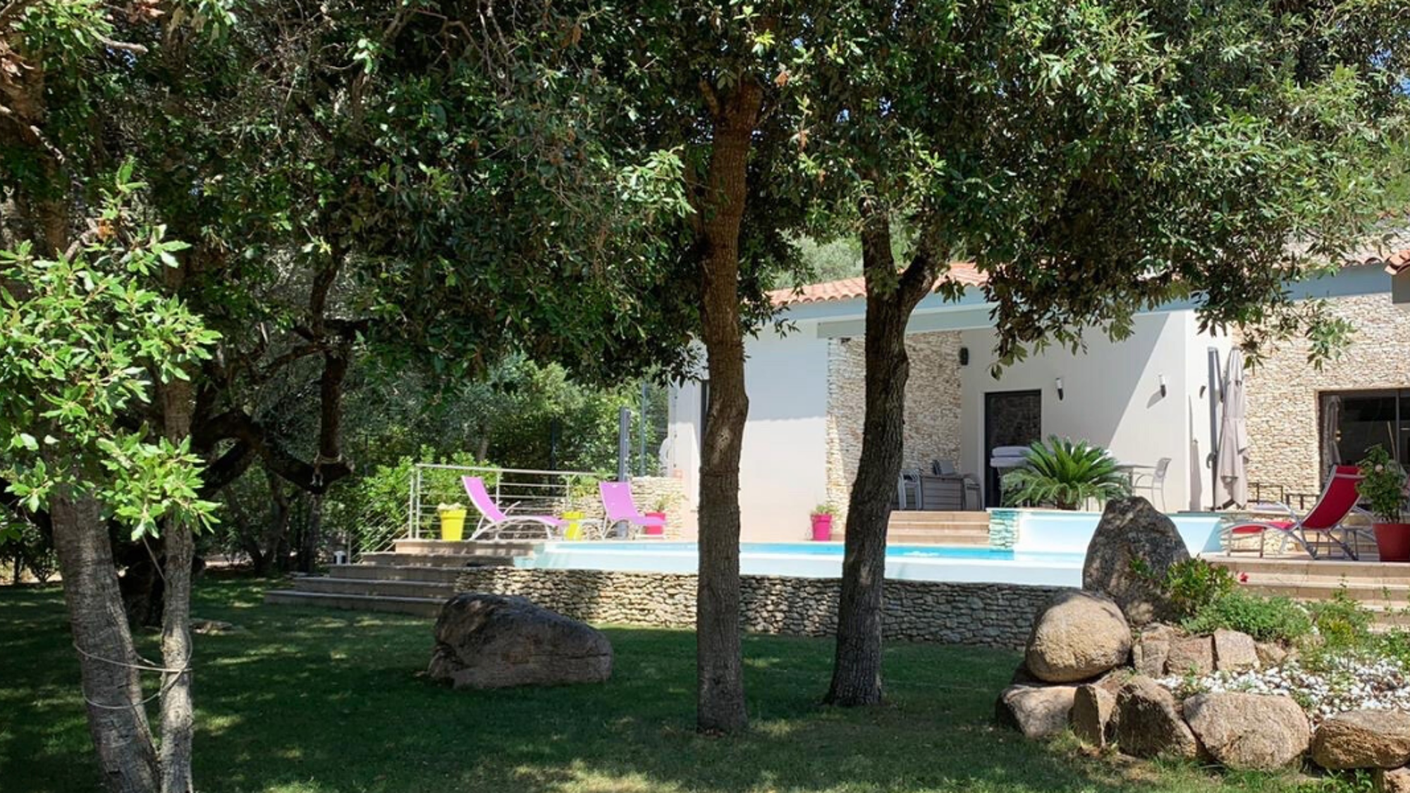 Profitez de l'extérieur de la maison et de sa piscine chauffée à 25° dès avril