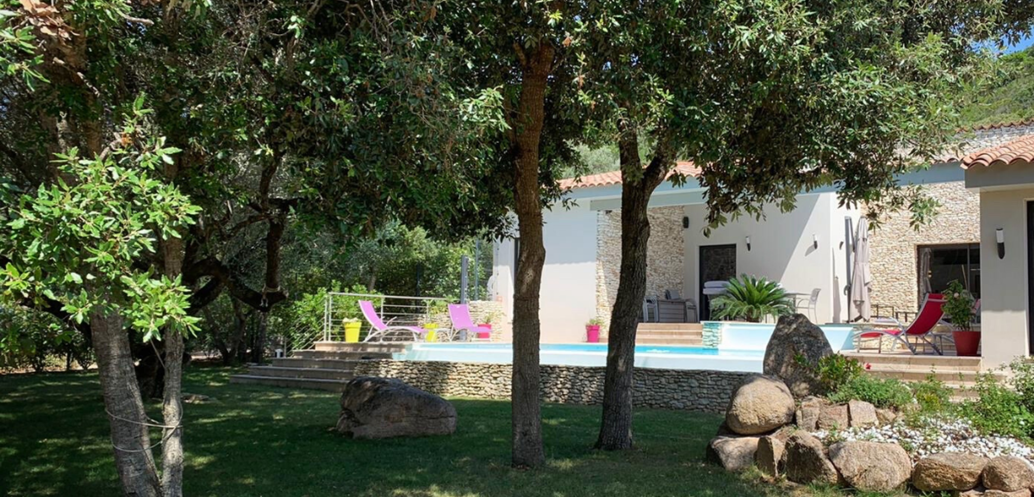 Profitez de l'extérieur de la maison et de sa piscine chauffée à 25° dès avril