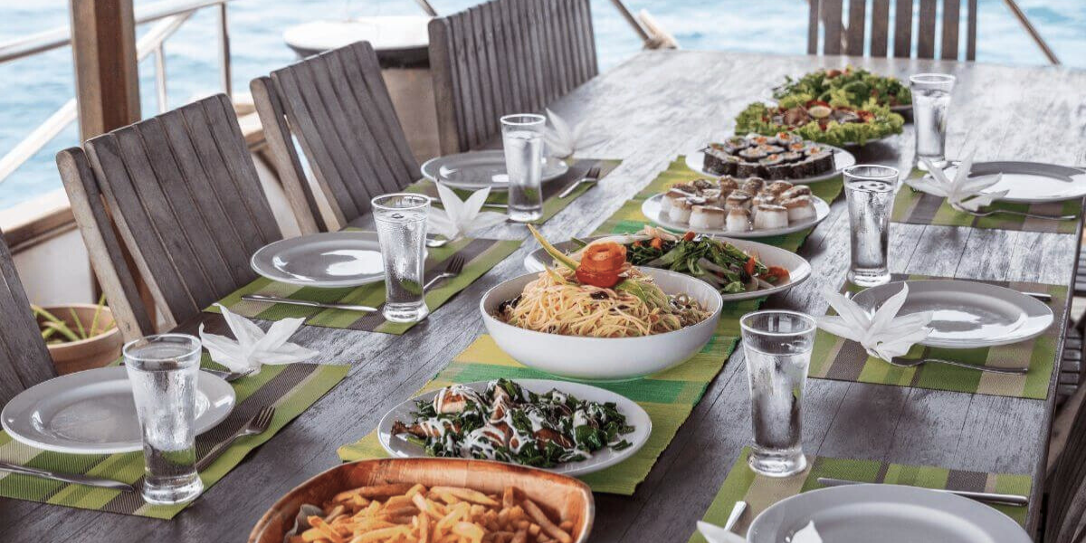 Une ambiance de déjeuner à bord (photo non contractuelle)