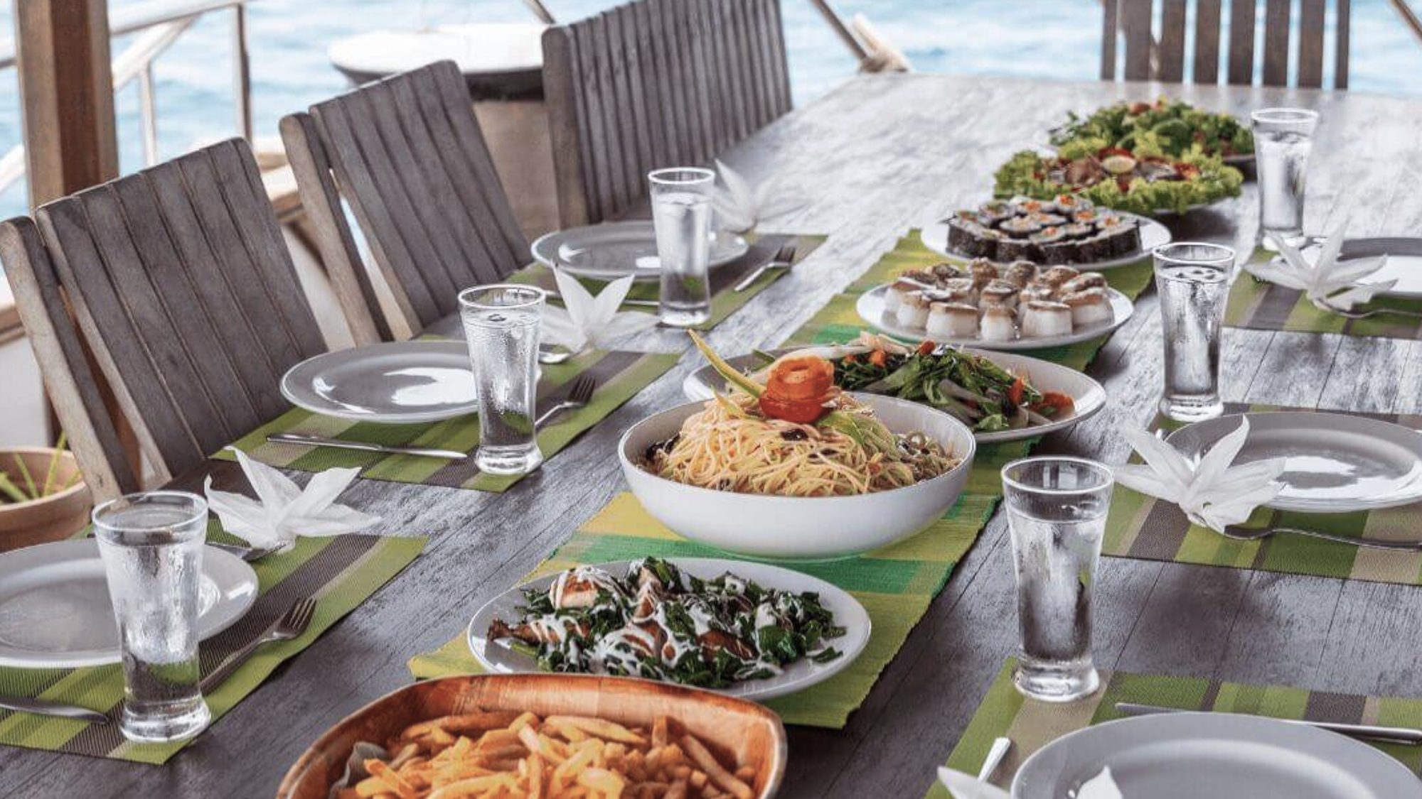 Une ambiance de déjeuner à bord (photo non contractuelle)