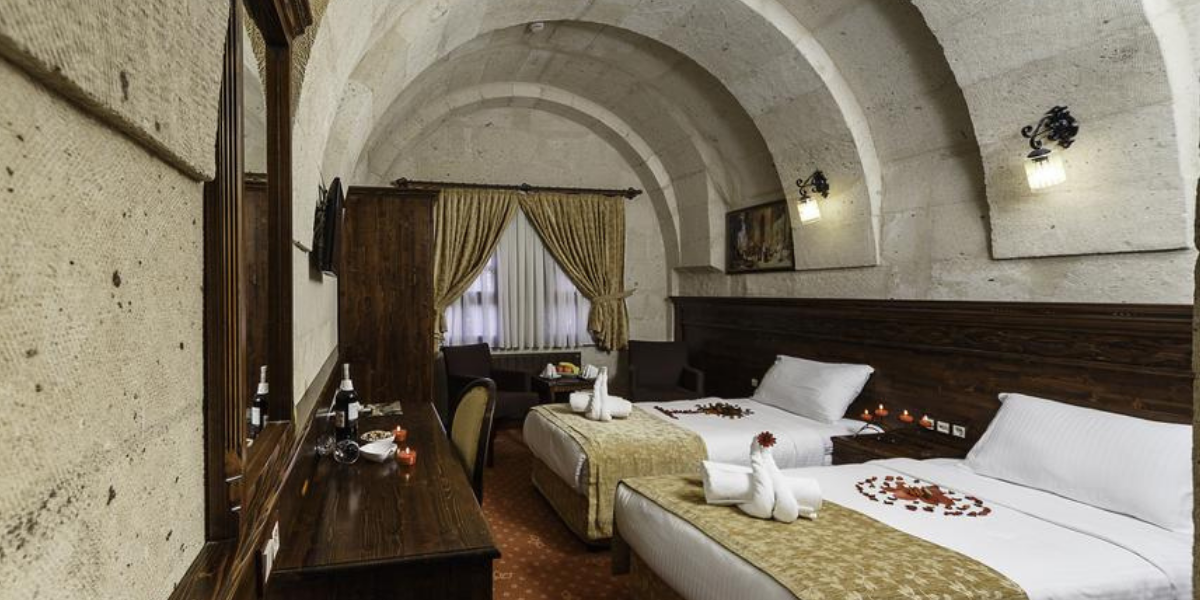 Et installez-vous dans vos chambres construites dans la roche ! (le Ynuak Evleri - selon date de départ) 