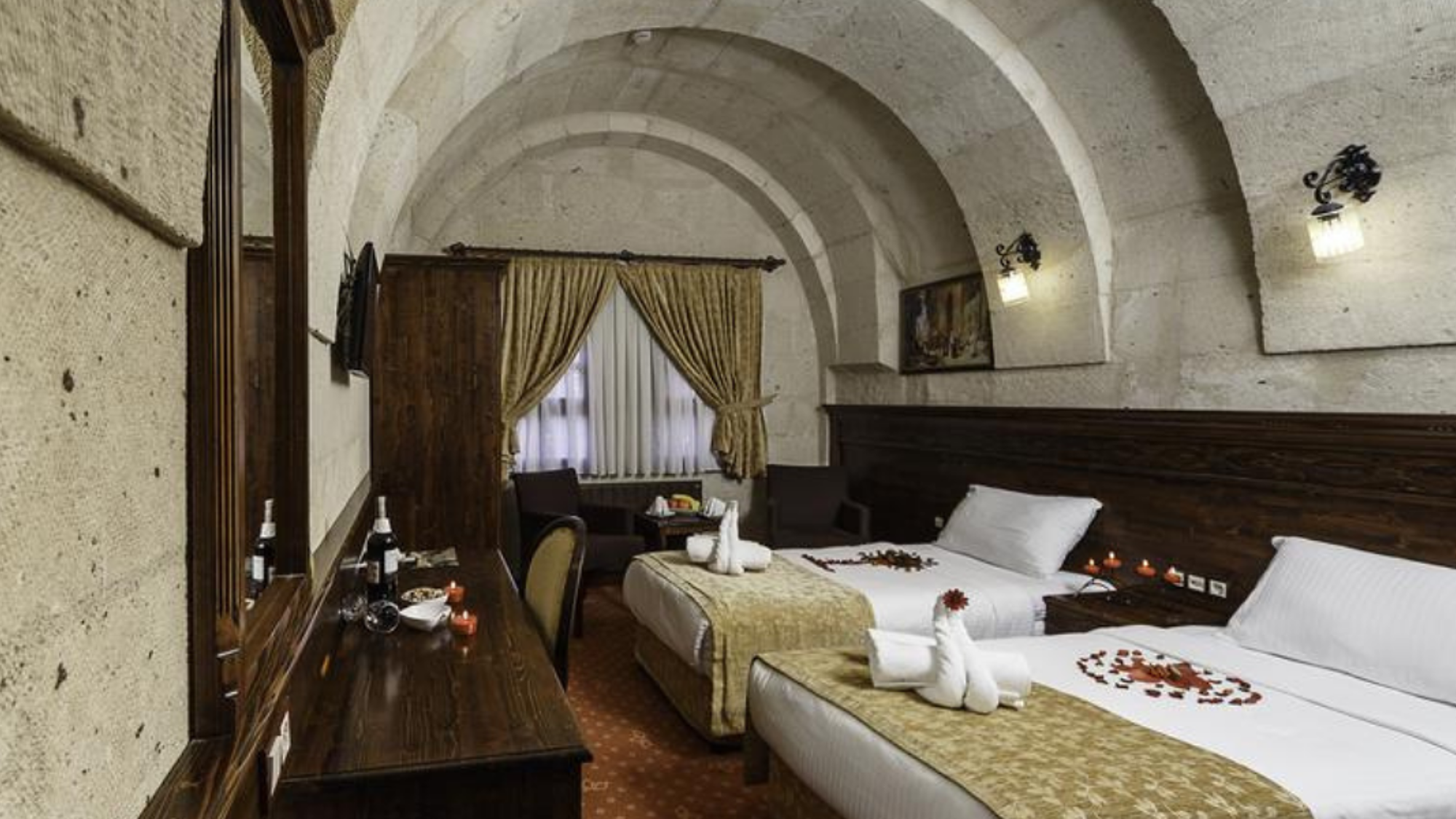 Et installez-vous dans vos chambres construites dans la roche ! (le Ynuak Evleri - selon date de départ)