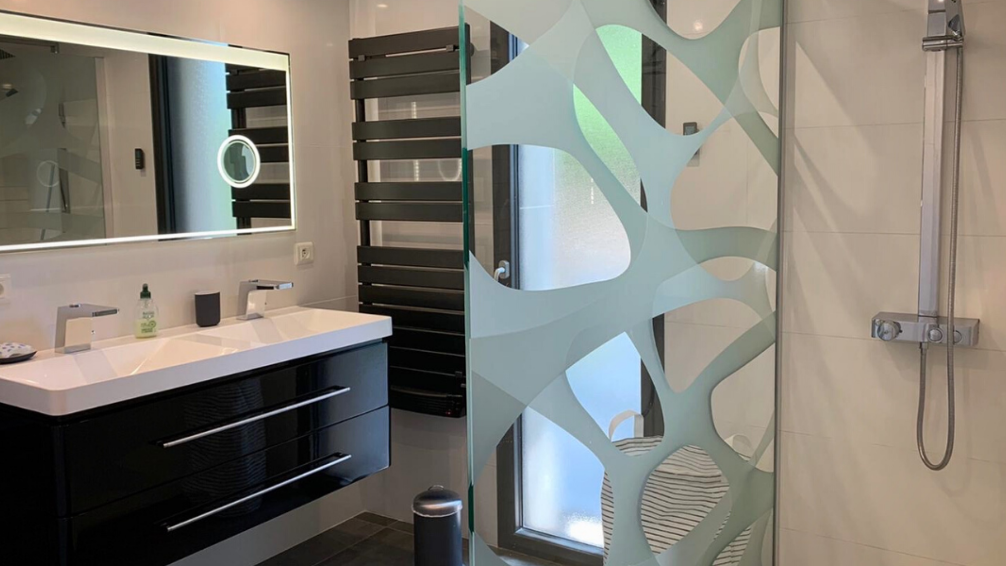 Deux jolies salles de bain sont à votre disposition