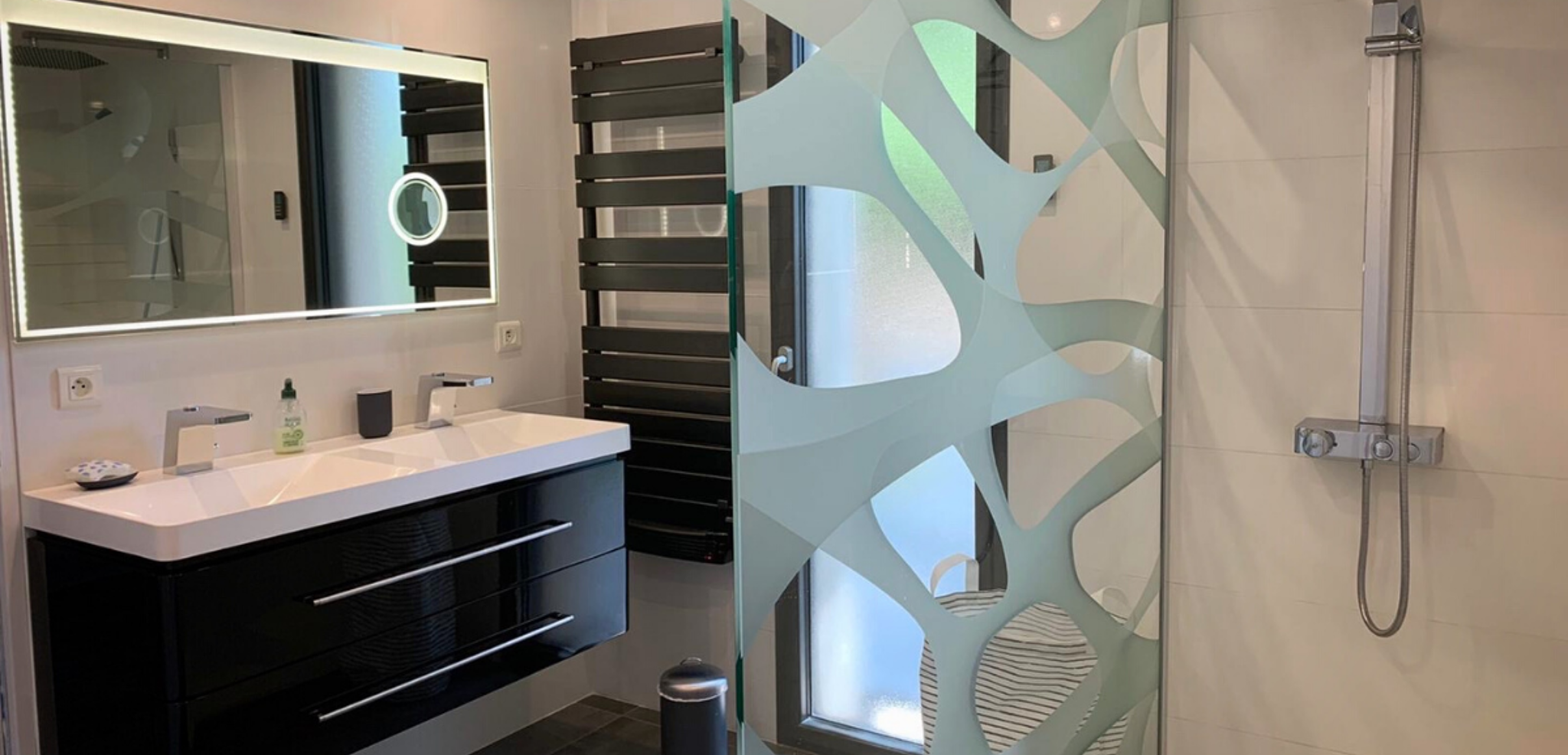 Deux jolies salles de bain sont à votre disposition